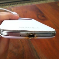 Samsung Galaxy S4 začal hořet, když jeho majitel spal. Naštěstí se nikomu nic nestalo