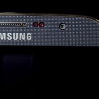 Samsung-Galaxy-Mega-6.3-top-corner-macro