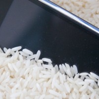 smartphones-and-water-dont-mix-but-if-you-do-get-your-gadget-wet-rice-can-help