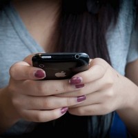 Průzkum: Češi SMSkují i během milostných hrátek