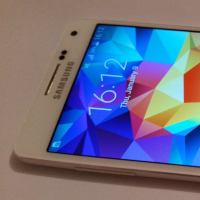 Samsung Galaxy A5 pózuje na prvních fotkách. Bude kovový?