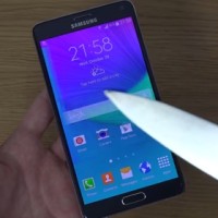 Samsung-Galaxy-Note-4-can-be-operated-with-a-knife-Fruit-Ninja-is-also-a-go