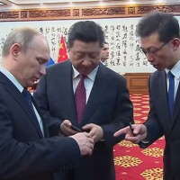 Vladimír Putin daroval čínskému prezidentovi dvoudisplejový YotaPhone 2