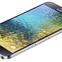 CES 2015: Samsung představil cenově dostupné telefony Galaxy E5 a E7