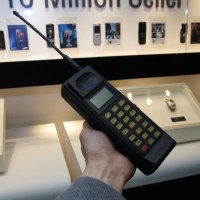 Muzeum Samsung – první mobilní telefon znaèky SH-100 (1988)