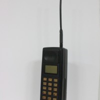 Samsungs-first-mobile-cell-phone-SH-100