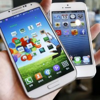 File picture illustration of Samsung Electronics‘ Galaxy S4 and Apple’s iPhone 5 taken in Seoul