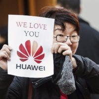 Trump: Huawei může opět nakupovat od amerických firem