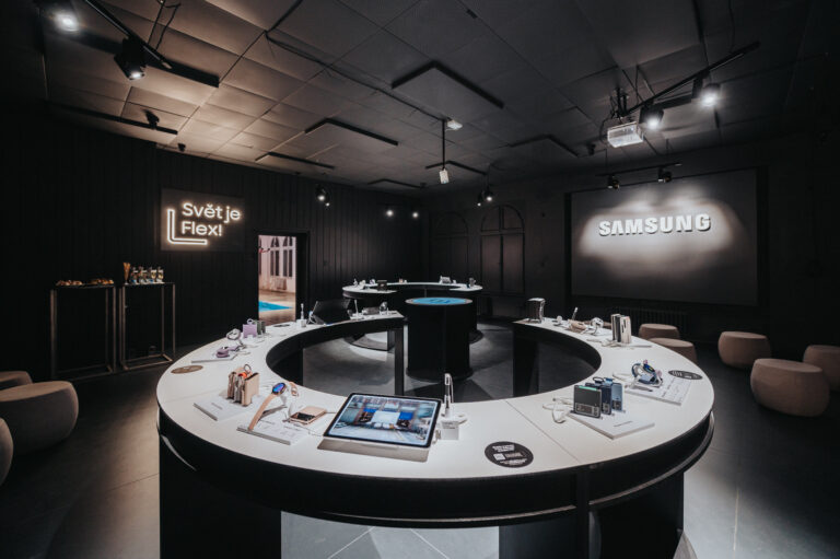 Svět je Flex! Samsung s českými audiovizuálními umělci ukázal na Designbloku unikátní kinetickou instalaci